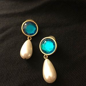 Gold toned emerald green pearl drop earrings
